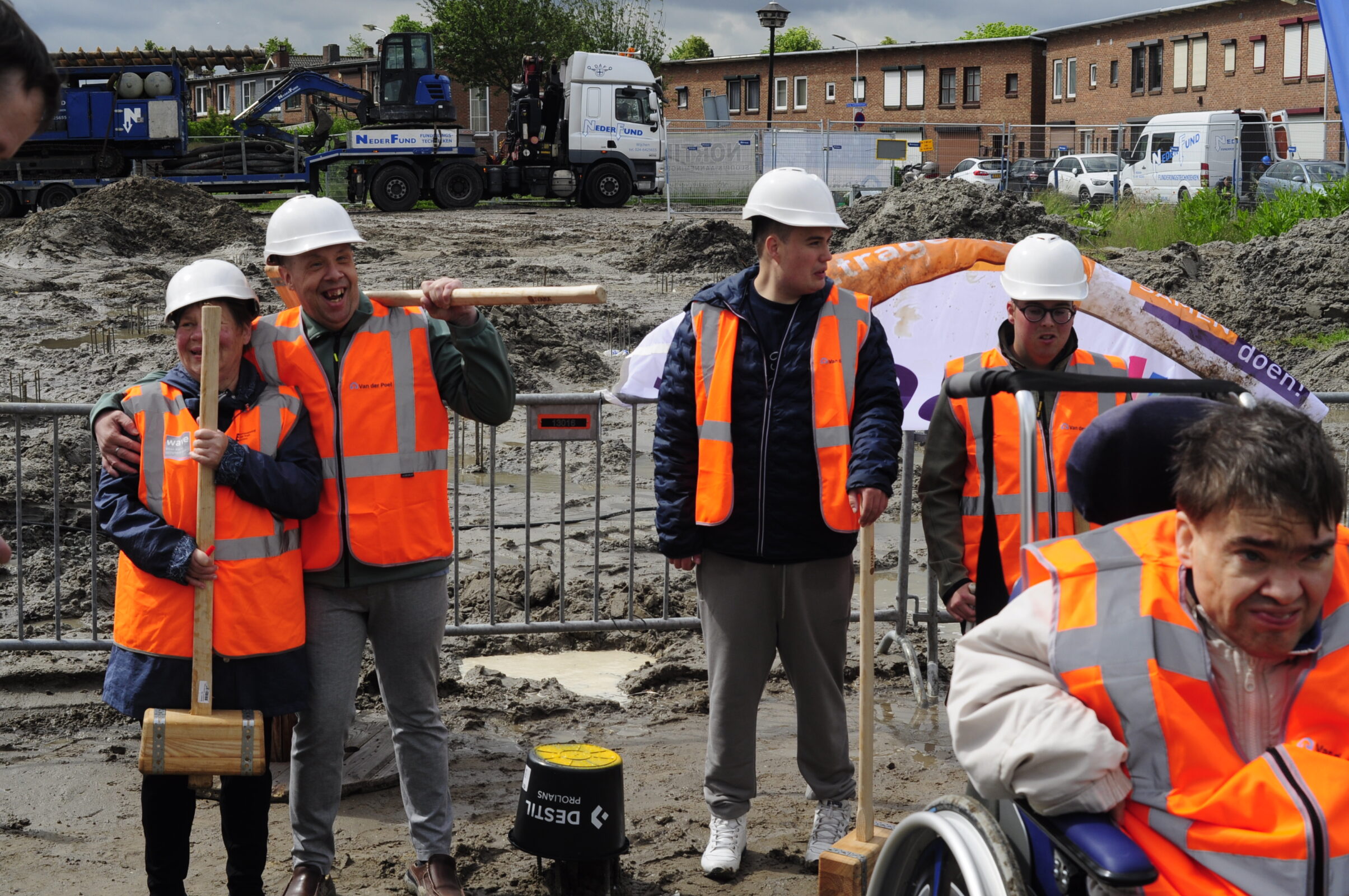 Cliënten slaan eerste palen Burghtkwartier Oostburg de grond in Tragel